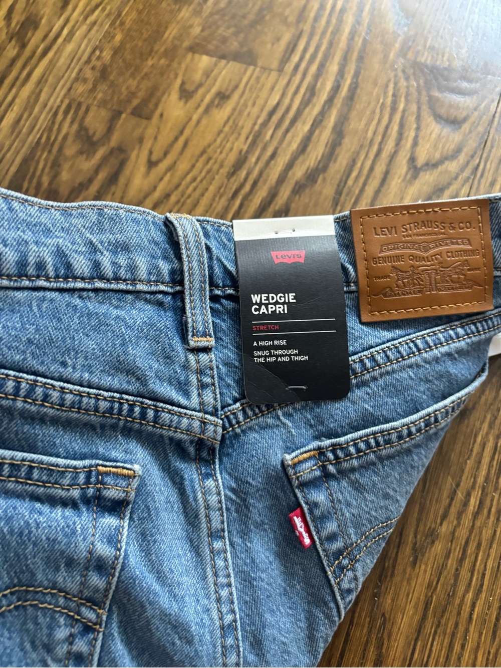 NWT LEVI'S Wedgie Capri Women's Jeans in Next Saturday - Medium Wash - Picture 5 of 6